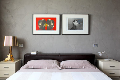 Inspiration for a modern master bedroom in Milan with grey walls.