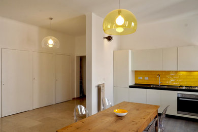 Modelo de cocina lineal contemporánea de tamaño medio abierta con encimera de acrílico, salpicadero amarillo, salpicadero de azulejos de cerámica, suelo de madera clara y encimeras grises