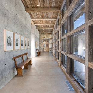 Idéer för rustika hallar, med grå väggar och betonggolv