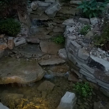 Gartenteichanlage mit Sitzplatz, Bachlauf und Gartenbeleuchtung