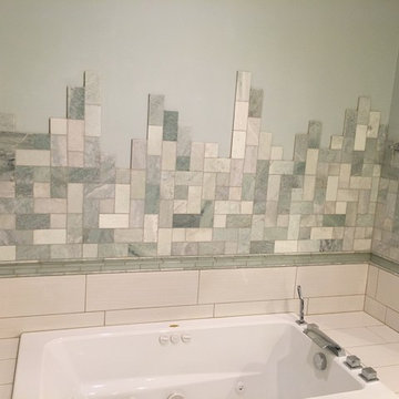 Bath with staggered tile