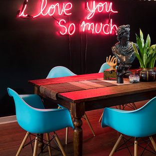 Пример оригинального дизайна: гостиная-столовая среднего размера в стиле фьюжн с зелеными стенами, темным паркетным полом, стандартным камином и фасадом камина из камня