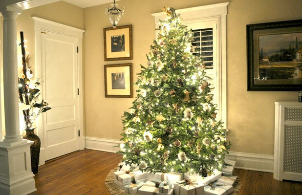 Traditional Living Room by Elite Staging and Redesign, LLC