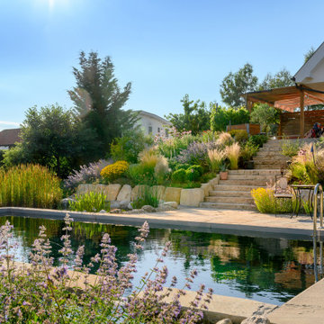 Naturpool und Gartenteich in Hanglage – ruhiger Familiengarten in Loipersbach