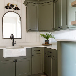 75+ Hauswirtschaftsräume mit Rückwand aus Holzdielen und weißer