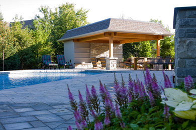 Design ideas for a traditional landscaping in Toronto.