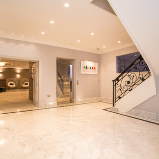 Modelo de sótano clásico renovado con suelo de mármol y suelo blanco