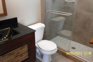 Example of a zen bathroom design in Hawaii