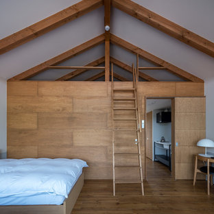 他の地域のモダンスタイルのおしゃれな寝室 (白い壁、無垢フローリング、茶色い床)