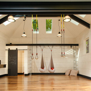 シアトルのコンテンポラリースタイルのおしゃれな多目的ジム (白い壁、無垢フローリング、茶色い床) の写真
