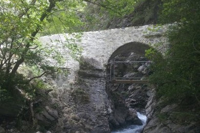 Restauration d'un pont vouté dans la vallée de la Tinée
