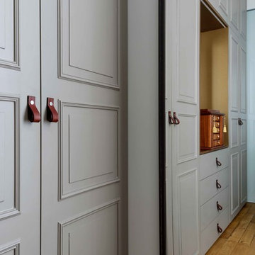 Dressing avec portes moulurées et poignées en cuir- vue de détail du dressing pa