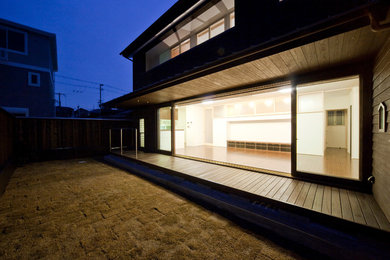Modern patio in Osaka.