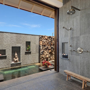 Inspiration pour une grande salle de bain principale asiatique avec une douche ouverte, un carrelage gris et aucune cabine.