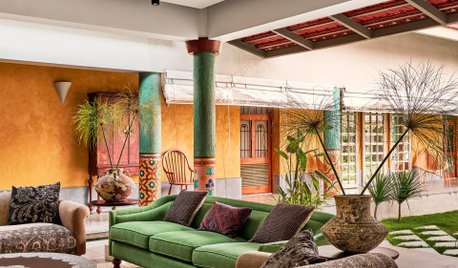 Hosur Houzz: A Grand Home With a Tropical-Style Courtyard