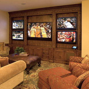 Modelo de cine en casa mediterráneo con moqueta y televisor colgado en la pared