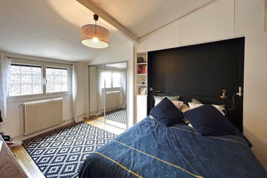 Foto de dormitorio blanco y madera tradicional pequeño sin chimenea con paredes blancas, suelo de madera clara y suelo marrón