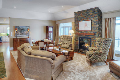 Example of a classic living room design in Toronto