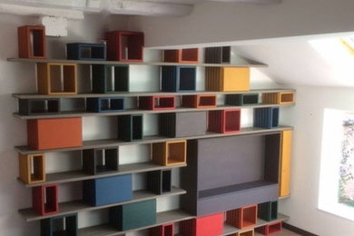 Idées déco pour un salon moderne de taille moyenne et ouvert avec une bibliothèque ou un coin lecture, un mur blanc et un téléviseur encastré.