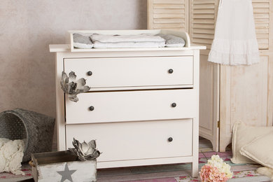 Neutrales Country Babyzimmer mit bunten Wänden in Köln