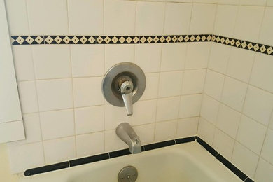 Mid-sized elegant bathroom photo in Seattle