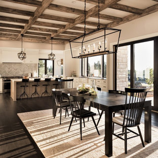 Foto de cocina en U, de estilo de casa de campo, grande, abierta, con fregadero sobremueble, armarios con paneles lisos, puertas de armario blancas, encimera de cuarzo compacto, salpicadero blanco, salpicadero de piedra caliza, electrodomésticos de acero inoxidable, suelo de madera oscura, una isla y suelo marrón