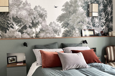 Idées déco pour une chambre parentale haussmannienne classique de taille moyenne avec un mur vert, parquet clair, un sol marron et du papier peint.