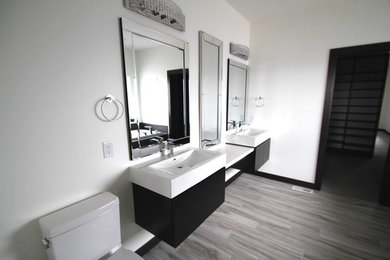 Example of a minimalist bathroom design in Other