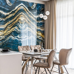 Modelo de comedor de cocina contemporáneo con paredes beige, suelo de madera en tonos medios y suelo marrón