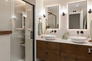 Ejemplo de cuarto de baño principal, doble, flotante y blanco y madera actual de tamaño medio con armarios con rebordes decorativos, puertas de armario blancas, ducha a ras de suelo, sanitario de una pieza, baldosas y/o azulejos beige, baldosas y/o azulejos de cerámica, paredes beige, suelo de baldosas de cerámica, lavabo sobreencimera, encimera de cuarzo compacto, suelo verde, ducha con puerta corredera, encimeras blancas y espejo con luz