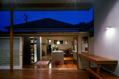 This is an example of an expansive tropical home design in Brisbane.