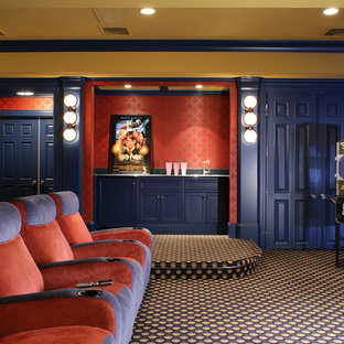 Cette photo montre une salle de cinéma chic fermée avec un mur jaune, moquette et un sol multicolore.