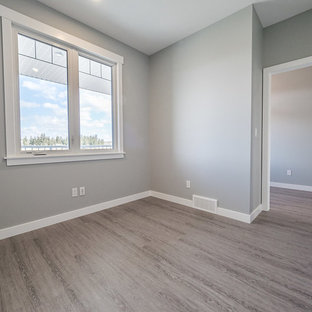 エドモントンの中サイズのモダンスタイルのおしゃれなホームオフィス・仕事部屋 (グレーの壁、クッションフロア、グレーの床) の写真