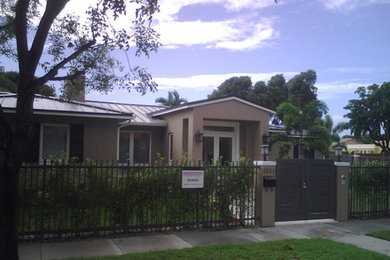 Inspiration for a mid-sized modern beige one-story exterior home remodel in Miami