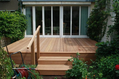 Kleine, Unbedeckte Nordische Terrasse neben dem Haus in Berlin