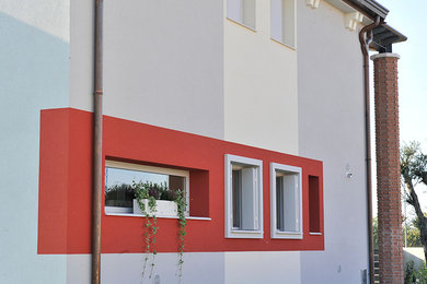 Modelo de fachada de casa multicolor moderna de tamaño medio de dos plantas con revestimiento de ladrillo, tejado a dos aguas y tejado de teja de barro