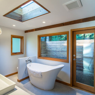 Immagine di una stanza da bagno padronale moderna di medie dimensioni con vasca freestanding, doccia alcova, pareti grigie, pavimento in gres porcellanato, pavimento grigio, porta doccia a battente, top bianco e lavabo rettangolare