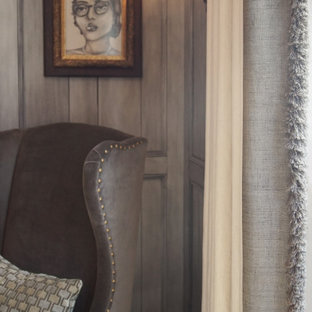 Foto de despacho madera, clásico, de tamaño medio, madera, sin chimenea, con paredes grises, suelo de madera en tonos medios, escritorio independiente, suelo marrón y madera
