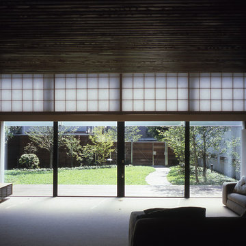 主室から庭を見る。 View of the garden from the main room.