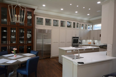 Kitchen - transitional kitchen idea in Dallas
