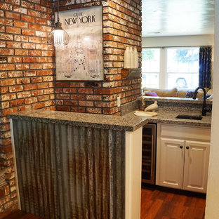 他の地域の中サイズのコンテンポラリースタイルのおしゃれな着席型バー (アンダーカウンターシンク、レイズドパネル扉のキャビネット、白いキャビネット、テラゾーカウンター、無垢フローリング、茶色い床) の写真