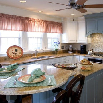Traditional Bi-colored Kitchen with Island