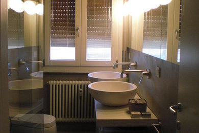 На фото: туалет среднего размера в современном стиле
