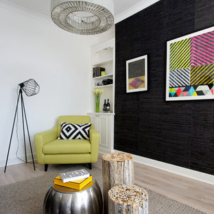 Foto de salón actual con paredes negras y suelo de madera clara