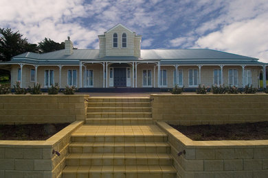 Idee per la villa ampia beige a due piani con rivestimento in pietra
