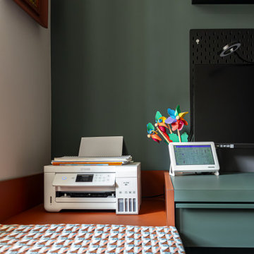Home office luminoso in verde e arancio