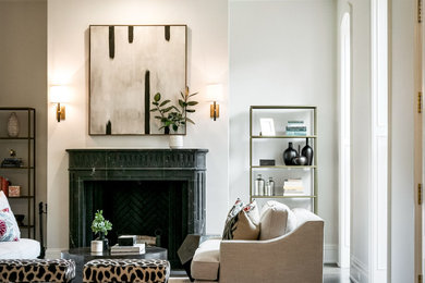 На фото: парадная гостиная комната среднего размера в стиле неоклассика (современная классика) с белыми стенами, темным паркетным полом, стандартным камином, фасадом камина из камня и коричневым полом
