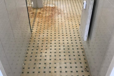 Ispirazione per una piccola stanza da bagno con doccia design con pavimento in cemento, top in cemento e pavimento grigio