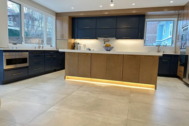 Trendy u-shaped kitchen photo in New York with an island