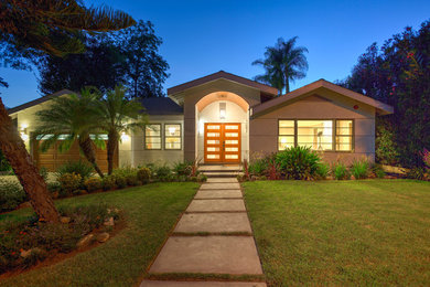 Mid-sized minimalist gray one-story stucco gable roof photo in Los Angeles